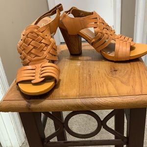 Clarks Indigo, so much fun, 8M, leather mustard color heels.